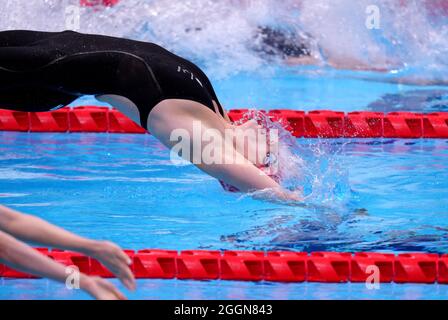 Der britische Bethany Firth ist auf dem Weg zum Gold-Gewinn beim Finale der Frauen im 100m Backstroke - S14 im Tokyo Aquatics Center am 9. Tag der Paralympischen Spiele in Tokio 2020 in Japan. Bilddatum: Donnerstag, 2. September 2021. Stockfoto