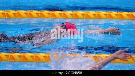 Der britische Bethany Firth ist auf dem Weg zum Gold-Gewinn beim Finale der Frauen im 100m Backstroke - S14 im Tokyo Aquatics Center am 9. Tag der Paralympischen Spiele in Tokio 2020 in Japan. Bilddatum: Donnerstag, 2. September 2021. Stockfoto