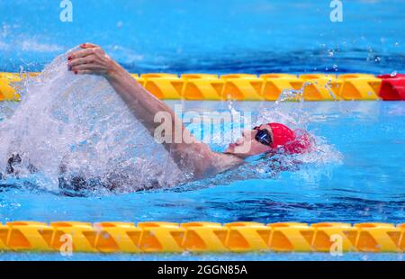 Der britische Bethany Firth ist auf dem Weg zum Gold-Gewinn beim Finale der Frauen im 100m Backstroke - S14 im Tokyo Aquatics Center am 9. Tag der Paralympischen Spiele in Tokio 2020 in Japan. Bilddatum: Donnerstag, 2. September 2021. Stockfoto