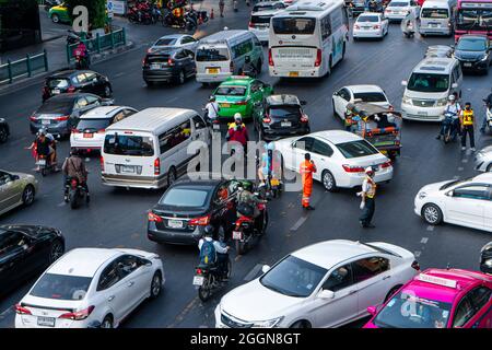 Starker Straßenverkehr auf der Bangkok Road. Eine große Anzahl von Autos auf den Straßen der Metropole. Samui, Tailand - 02.06.2020 Stockfoto