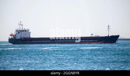 Containerschiff, das Waren zwischen den Häfen transportiert Stockfoto