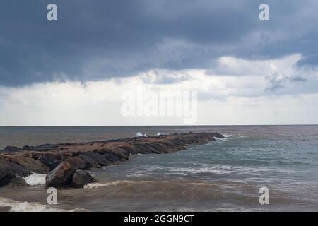 Überschwemmungen. Hochwasser. Straßen, Promenaden und Strand überflutet. Regen. Stürme. Sturm. Beschädigung. Hurrikan. Tot. Verschwunden. Starker Regen. 2024. Malaga. Valencia. Stockfoto