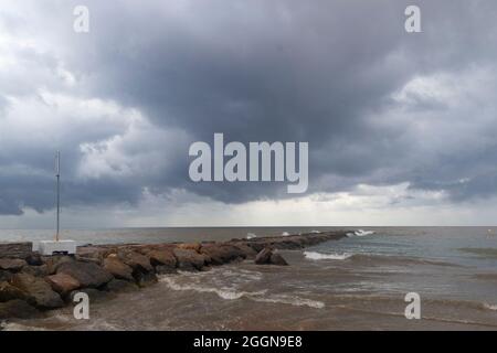 Überschwemmungen. Hochwasser. Straßen, Promenaden und Strand überflutet. Regen. Stürme. Sturm. Beschädigung. Hurrikan. Tot. Verschwunden. Starker Regen. 2024. Malaga. Valencia. Stockfoto