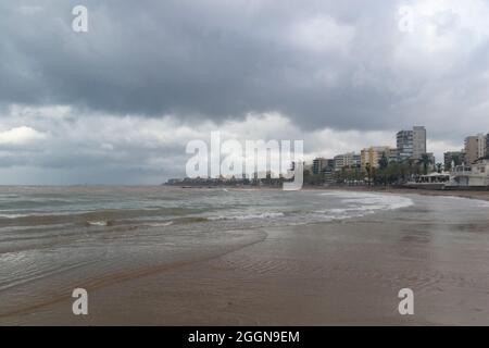 Überschwemmungen. Hochwasser. Straßen, Promenaden und Strand überflutet. Regen. Stürme. Sturm. Beschädigung. Hurrikan. Tot. Verschwunden. Starker Regen. 2024. Malaga. Valencia. Stockfoto