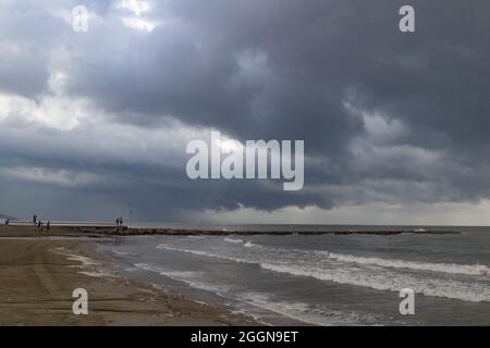 Überschwemmungen. Hochwasser. Straßen, Promenaden und Strand überflutet. Regen. Stürme. Sturm. Beschädigung. Hurrikan. Tot. Verschwunden. Starker Regen. 2024. Malaga. Valencia. Stockfoto