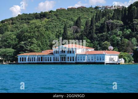 Gebäude in der Bosporus-Straße auf der Seite von Istanbul, Türkei Stockfoto