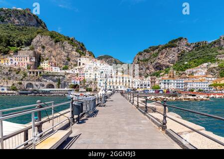 Amalfiküste, Italien - Juli 01 2021: Eingang vom Meer nach Amalfi Stockfoto