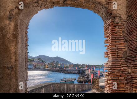 Neapel, Ischia, Italien - Juli 05 2021: Blick auf Ischia Ponte vom Eingang zum Aragonesischen Schloss Stockfoto