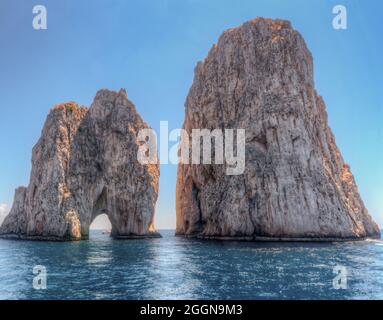 Die Faraglioni Felsen von Capri im Golf von Neapel. Italien Stockfoto