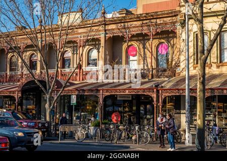 Shopper in Lygon Street Carlton, Melbourne, Victoria, Australien Stockfoto