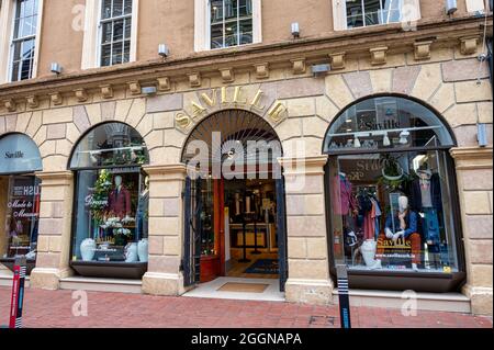 Cork, Irland - 14. Juli 2021: Die Vorderseite des Saville-Ladens in Cork Stockfoto