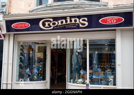 Cork, Irland - 14. Juli 2021: Die Vorderseite des Cronins Menswear Stores in Cork Stockfoto