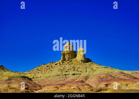 Wind erodierte quadratische Hügel, Minarette, Gipfel, Efege Hügel. Sauberer blauer Himmel. Atemberaubende, vom Wind erodierte, gelbe Landschaft in landschaftlicher Form. Stadt des Teufels (Geist), Xinjiang C Stockfoto