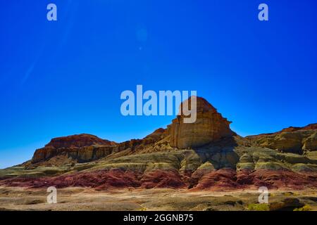 Wind erodierte quadratische Hügel, Minarette, Gipfel, Efege Hügel. Sauberer blauer Himmel. Atemberaubende, vom Wind erodierte, gelbe Landschaft in landschaftlicher Form. Stadt des Teufels (Geist), Xinjiang C Stockfoto