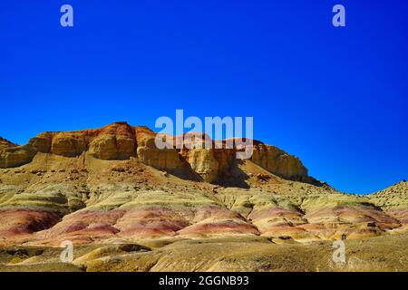 Wind erodierte quadratische Hügel, Minarette, Gipfel, Efege Hügel. Sauberer blauer Himmel. Atemberaubende, vom Wind erodierte, gelbe Landschaft in landschaftlicher Form. Stadt des Teufels (Geist), Xinjiang C Stockfoto