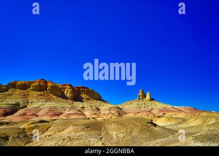 Wind erodierte quadratische Hügel, Minarette, Gipfel, Efege Hügel. Sauberer blauer Himmel. Atemberaubende, vom Wind erodierte, gelbe Landschaft in landschaftlicher Form. Stadt des Teufels (Geist), Xinjiang C Stockfoto