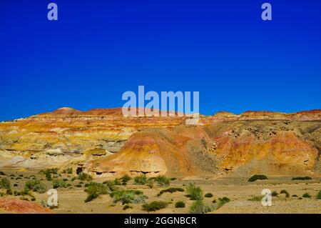 Wind erodierte quadratische Hügel, Minarette, Gipfel, Efege Hügel. Sauberer blauer Himmel. Atemberaubende, vom Wind erodierte, gelbe Landschaft in landschaftlicher Form. Stadt des Teufels (Geist), Xinjiang C Stockfoto