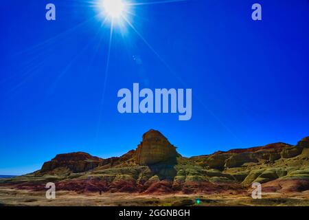 Wind erodierte quadratische Hügel, Minarette, Gipfel, Efege Hügel. Sauberer blauer Himmel. Atemberaubende, vom Wind erodierte, gelbe Landschaft in landschaftlicher Form. Stadt des Teufels (Geist), Xinjiang C Stockfoto