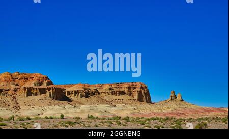 Wind erodierte quadratische Hügel, Minarette, Gipfel, Efege Hügel. Sauberer blauer Himmel. Atemberaubende, vom Wind erodierte, gelbe Landschaft in landschaftlicher Form. Stadt des Teufels (Geist), Xinjiang C Stockfoto