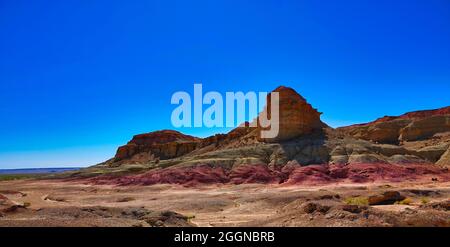 Wind erodierte quadratische Hügel, Minarette, Gipfel, Efege Hügel. Sauberer blauer Himmel. Atemberaubende, vom Wind erodierte, gelbe Landschaft in landschaftlicher Form. Stadt des Teufels (Geist), Xinjiang C Stockfoto