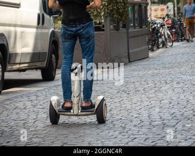MAILAND, ITALIEN - 08. Aug 2021: Person Fahrer Elektroroller im Zentrum von mailand italien Stockfoto