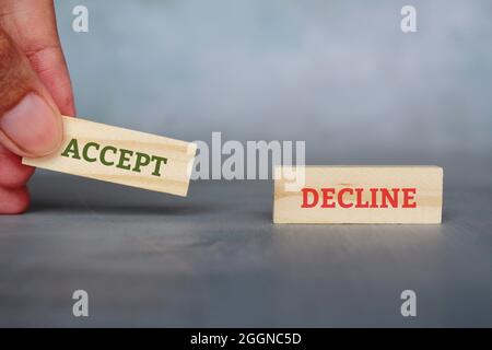 Hand Pick Holzwürfel mit Text AKZEPTIEREN über Holzwürfel mit Text ABLEHNEN Stockfoto