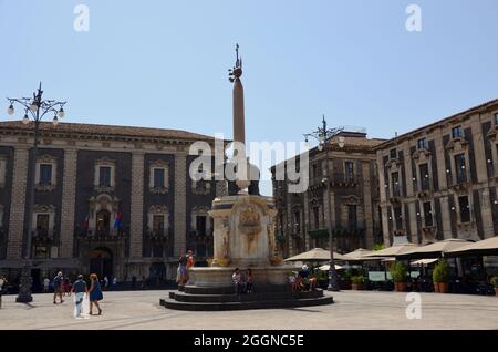 hauptplatz mit Elefantenstatue in Catania, Sizilien im Sommer 2021. Stockfoto