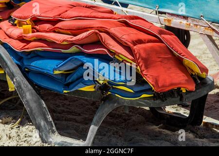 Schwimmwesten, Schutz und Sicherheit des Lebens auf dem Wasser vor dem Hintergrund des Meeres. Stockfoto