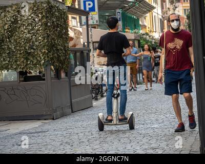 MAILAND, ITALIEN - 08. Aug 2021: Person Fahrer Elektroroller im Zentrum von mailand italien Stockfoto