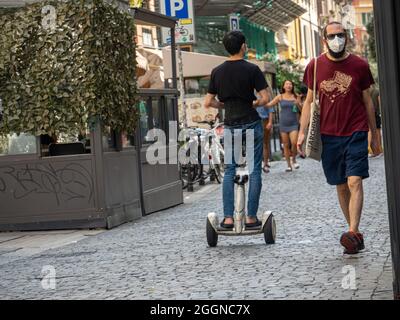 MAILAND, ITALIEN - 08. Aug 2021: Person Fahrer Elektroroller im Zentrum von mailand italien Stockfoto