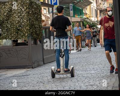 MAILAND, ITALIEN - 08. Aug 2021: Person Fahrer Elektroroller im Zentrum von mailand italien Stockfoto