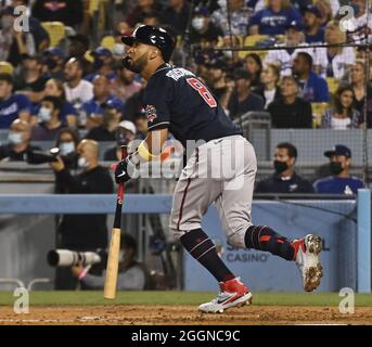 Eddie Rosario von Atlanta Braves beobachtet seinen zweiläufigen Homer vor dem Relief-Pitcher Brusdar Graterol von Los Angeles Dodgers am Mittwoch, den 1. September 2021, im siebten Inning im Dodger Stadium in Los Angeles. Foto von Jim Ruymen/UPI Stockfoto