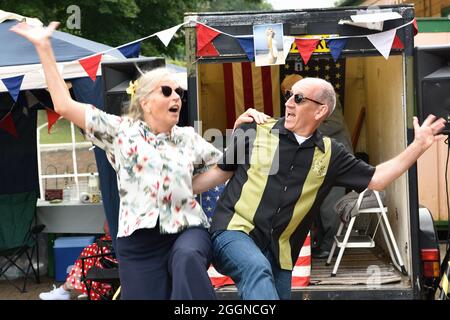 Ein Paar in Retro-Kleidung tanzt während eines Wochenendes in der Watercress Line, Alresford, Hampshire, Großbritannien. Stockfoto