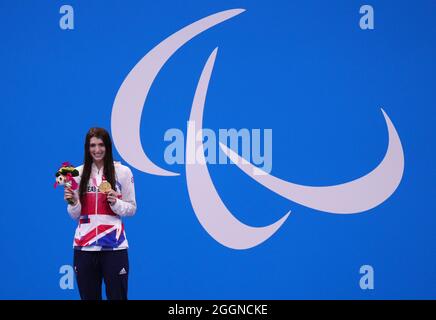 Der britische Bethany Firth auf dem Podium mit der Goldmedaille nach dem 100-m-Rückschlag der Frauen - S14-Finale im Tokyo Aquatics Center am 9. Tag der Paralympischen Spiele in Tokio 2020 in Japan. Bilddatum: Donnerstag, 2. September 2021. Stockfoto