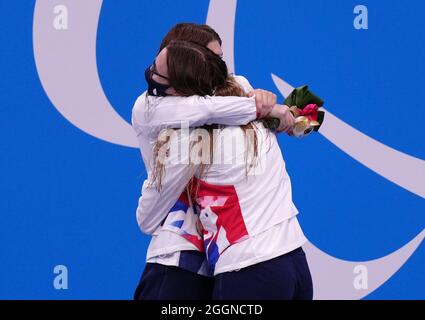 Die britische Schauspielerin Bethany Firth (links), die die Goldmedaille gewann, begrüßt Jessica-Jane Applegate, die am neunten Tag der Paralympischen Spiele in Tokio 2020 Bronze beim Finale der Frauen mit dem Titel „100m Backstroke – S14“ im Tokyo Aquatics Center gewann. Bilddatum: Donnerstag, 2. September 2021. Stockfoto