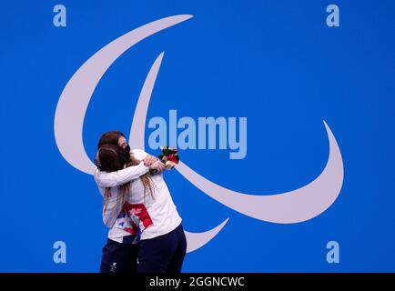 Die britische Schauspielerin Bethany Firth (links), die die Goldmedaille gewann, begrüßt Jessica-Jane Applegate, die am neunten Tag der Paralympischen Spiele in Tokio 2020 Bronze beim Finale der Frauen mit dem Titel „100m Backstroke – S14“ im Tokyo Aquatics Center gewann. Bilddatum: Donnerstag, 2. September 2021. Stockfoto