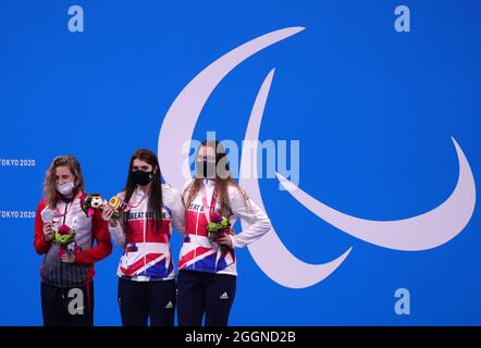 Der britische Bethany Firth (Mitte) auf dem Podium mit der Goldmedaille, ROCS Valeriia Shabalina (links) gewann Silber und die britische Jessica-Jane Applegate gewann Bronze im Finale der Frauen: 100 m Backstroke - S14 im Tokyo Aquatics Center am 9. Tag der Olympischen Spiele in Tokio 2020 in Japan. Bilddatum: Donnerstag, 2. September 2021. Stockfoto