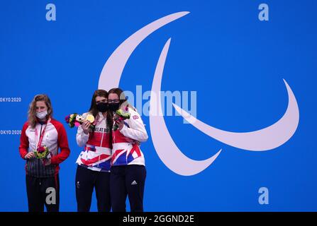 Der britische Bethany Firth (Mitte) auf dem Podium mit der Goldmedaille, ROCS Valeriia Shabalina (links) gewann Silber und die britische Jessica-Jane Applegate gewann Bronze im Finale der Frauen: 100 m Backstroke - S14 im Tokyo Aquatics Center am 9. Tag der Olympischen Spiele in Tokio 2020 in Japan. Bilddatum: Donnerstag, 2. September 2021. Stockfoto