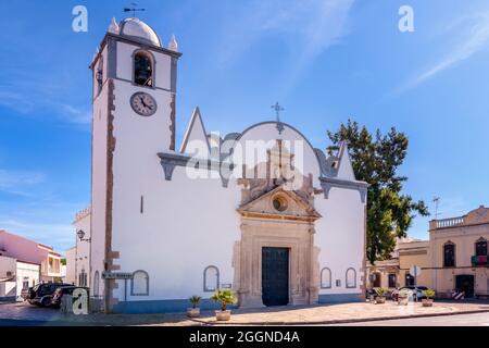 Die weiß bemalte katholische Kirche Igreja Matriz de Nossa Senhora da Luz an der Luz de Tavira Algarve Portugal Stockfoto