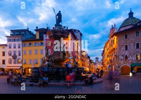 Neptun-Brunnen auf der Piazza Duomo in Trient in der Dämmerung Stockfoto