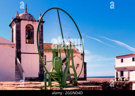 Grün bemalter Wasserbrunnen vor der Cacela Velha katholischen Kirche von Igreja de Nossa Senhora da Assunção Cacela Velha Algarve Portugal Stockfoto