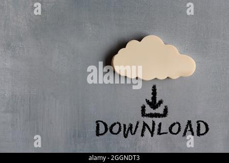 Cloud Computing, Netzwerkkonzept. Download von weißer Wolke und Text mit Pfeil nach unten Stockfoto