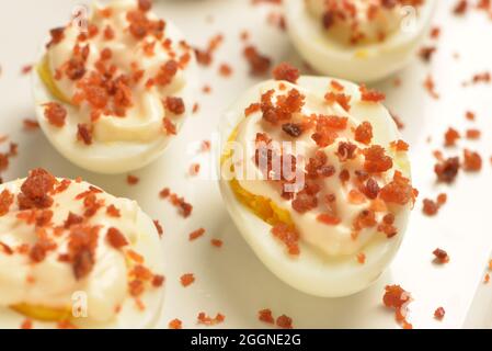 Gekochtes Ei mit Speck und Mayonaise. Stockfoto