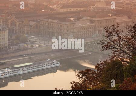 Blick auf die Freiheitsbrücke und die Pester Seite des Damms in Budapest, Ungarn, Europa Stockfoto