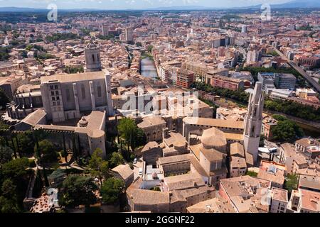 Luftaufnahme von Girona mit Kathedrale und Stiftskirche am Onyar Fluss Stockfoto