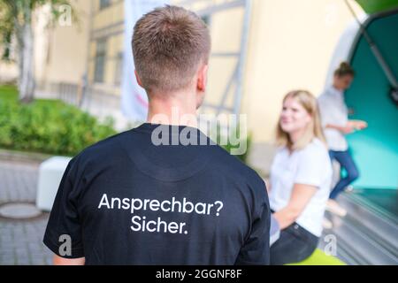 Hannover, Deutschland. September 2021. „Zugänglich? Safe“ steht auf dem T-Shirt eines Mitarbeiters der Niedersächsischen Landesverwaltung. Mit der Marke "Arbeitgeber Niedersachsen - sicher!" will sich das Land Niedersachsen als Arbeitgeber bewerben. Quelle: Ole Spata/dpa/Alamy Live News Stockfoto