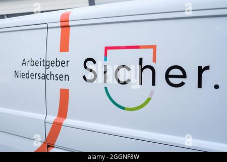 Hannover, Deutschland. September 2021. "Arbeitgeber Niedersachsen - sicher." steht auf einem Auto der Niedersächsischen Landesverwaltung. Mit der Marke 'Arbeitgeber Niedersachsen - sicher!' Das Land Niedersachsen will sich als Arbeitgeber bewerben. Quelle: Ole Spata/dpa/Alamy Live News Stockfoto