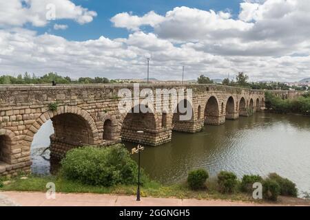 Mérida / Spanien - 05 12 2021: Blick auf das historische Wahrzeichen an der römischen Brücke von Mérida hat das Römische Reich eine Brücke über den Fluss Guadiana gebaut Stockfoto