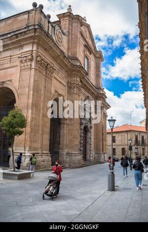 Salamanca / Spanien - 05 12 2021: Frontansicht des Klosters an der Kirche Agustinas und Purísima, eines barroquen katholischen Tempels in Salamanca im Hintergrund Stockfoto