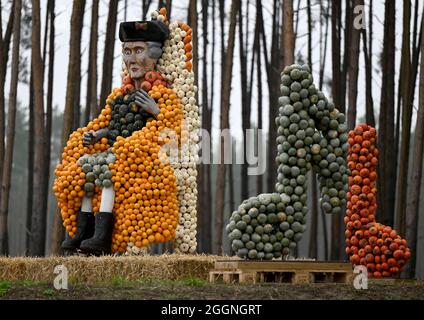 Klaistow, Deutschland. September 2021. Die mit Kürbis geschmückte Figur Beethovens steht vor der Eröffnung der Kürbisausstellung auf dem Gelände der Spargel- und Erlebnisfarm am Hofeingang. Die Ausstellung ist am 4. September für Besucher geöffnet und läuft bis zum 7. November 2021. Bei der größten Kürbis-Veranstaltung in der Region geht es in diesem Jahr um das Thema „Musik“. Insgesamt werden mehr als 500 verschiedene Kürbissorten ausgestellt. Quelle: Monika Skolimowska/dpa-Zentralbild/dpa/Alamy Live News Stockfoto